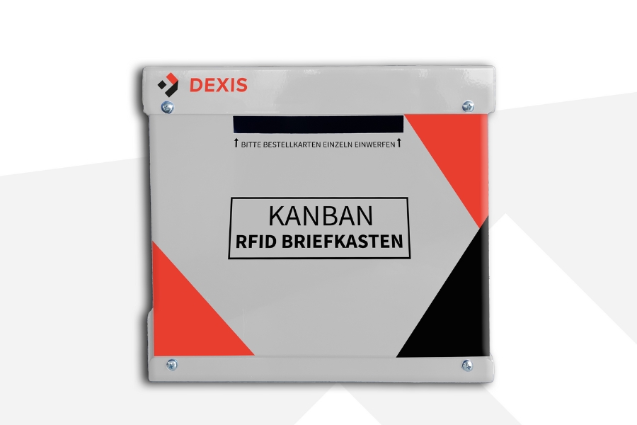 Ein RFID-Briefkasten von DEXIS mit roten, schwarzen und weißen Designelementen. Der Briefkasten zeigt den Text „KANBAN RFID BRIEFKASTEN“ und hat über dem Schlitz die Anweisung „Bitte Bestellkarten einzeln einwerfen“.